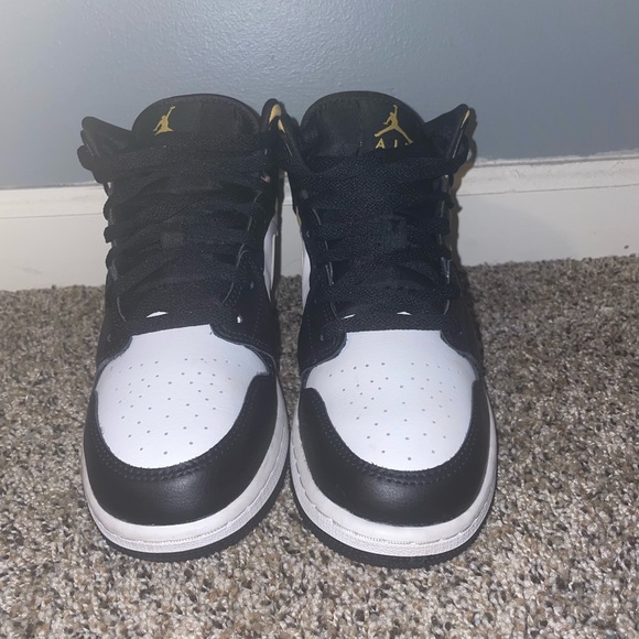 Air Jordan 1 Mid GS ‘Black University Gold’ - Picture 3 of 5